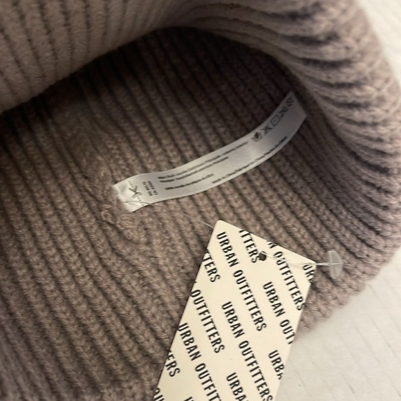 UO Khloe Ribbed Beanie - Picture 6 of 8